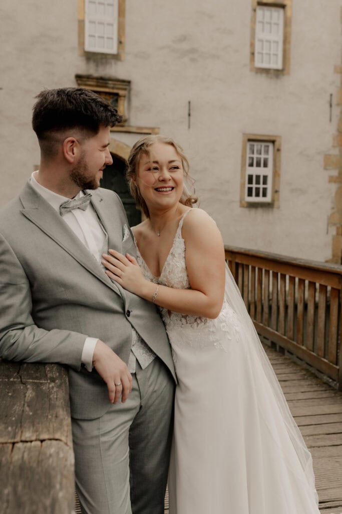 Hochzeitspaar bei Miriam Weimer, romantisches Brautpaarfoto in historischem Ambiente.