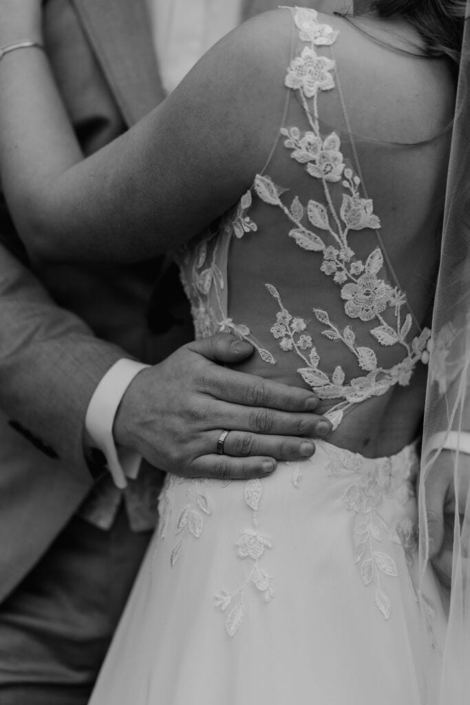 Hochzeitskleid mit floraler Spitze und transparentem Rücken.