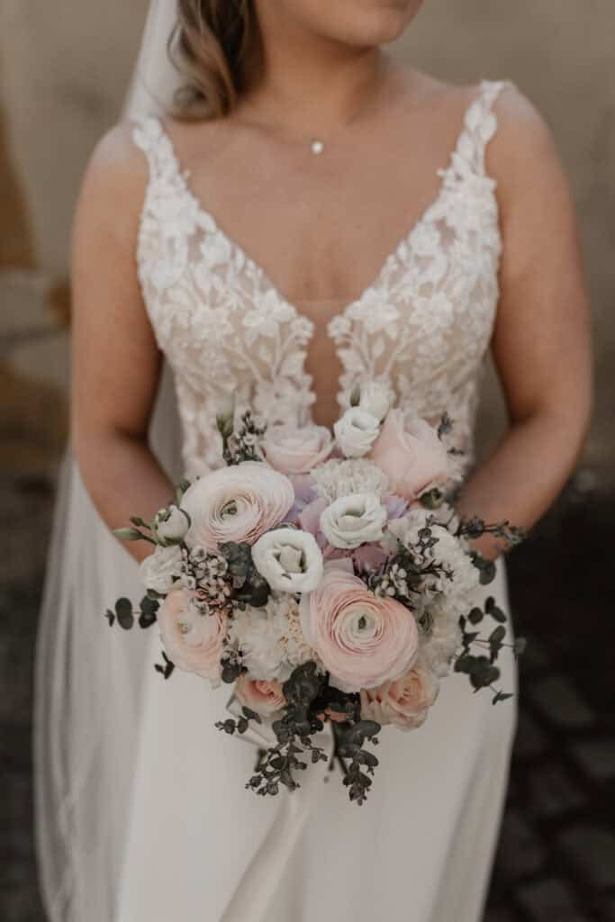 Braut mit Blumenstrauß in Hochzeitskleid, Nahaufnahme.