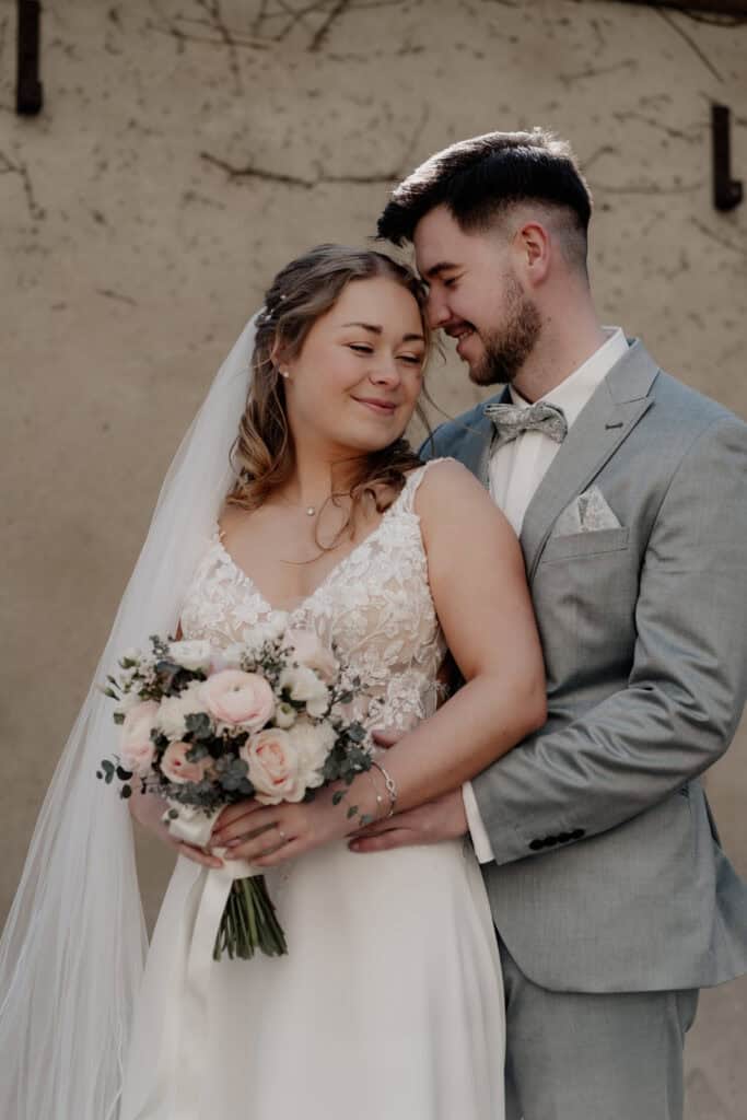 Verliebtes Brautpaar bei Hochzeit, Nahaufnahme, glückliches Paar.
