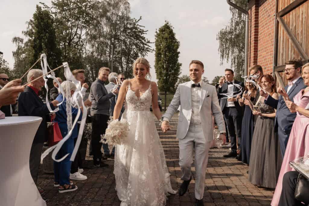 Hochzeitspaar Miriam Weimer bei ihrer Trauung im Freien.