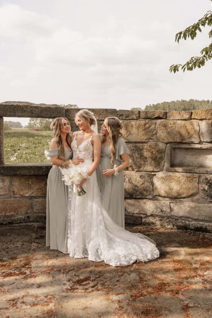 Braut mit zwei Brautjungfern im Freien bei Hochzeit.