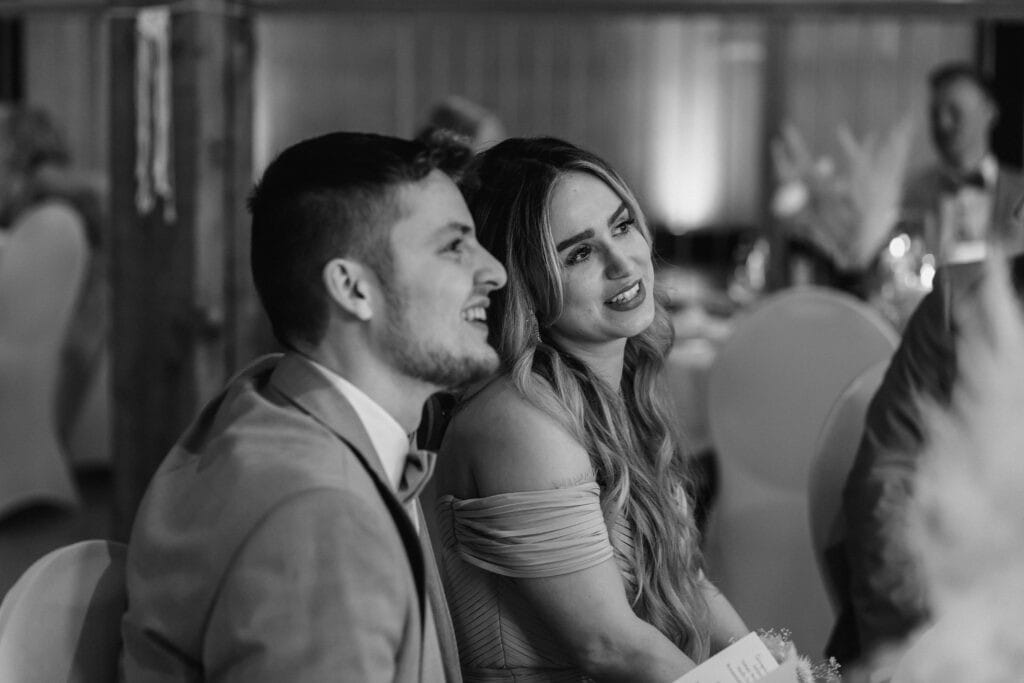 Lächelndes Brautpaar bei einer Hochzeit, Miriam Weimer Fotografie.