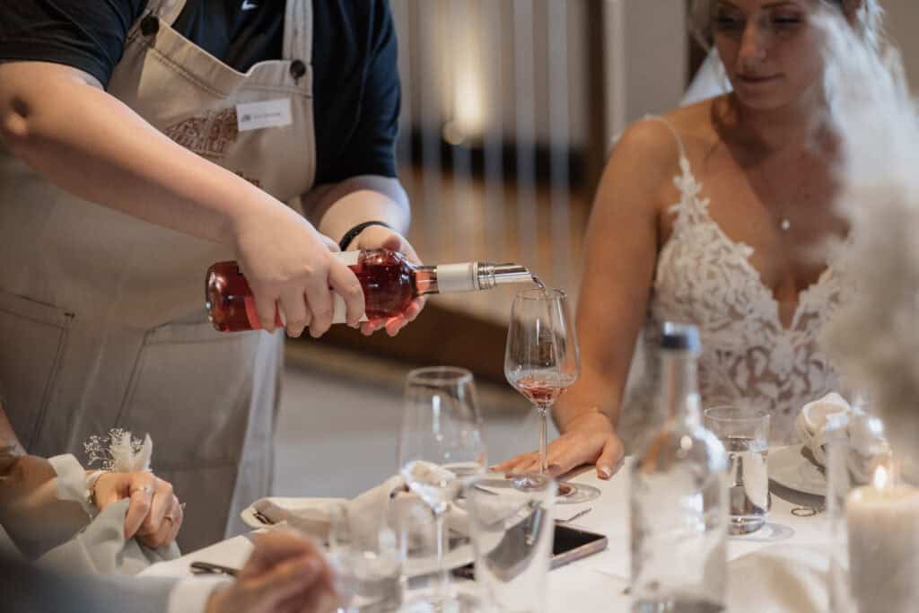 Hochzeitspaar beim Sektempfang mit Champagner.