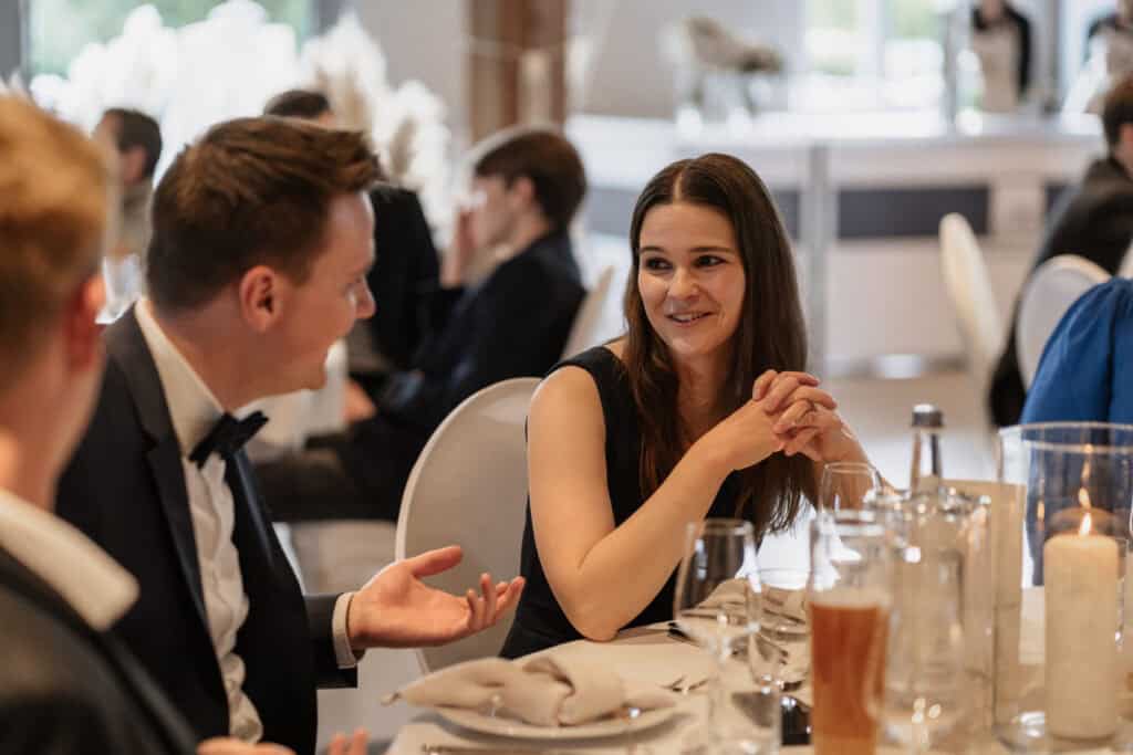 Miriam Weimer bei einer eleganten Veranstaltung, lächelnd im Gespräch.