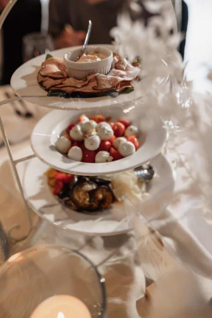 Elegantes Hochzeitsbuffet mit Desserts und Früchten bei Miriam Weimer.