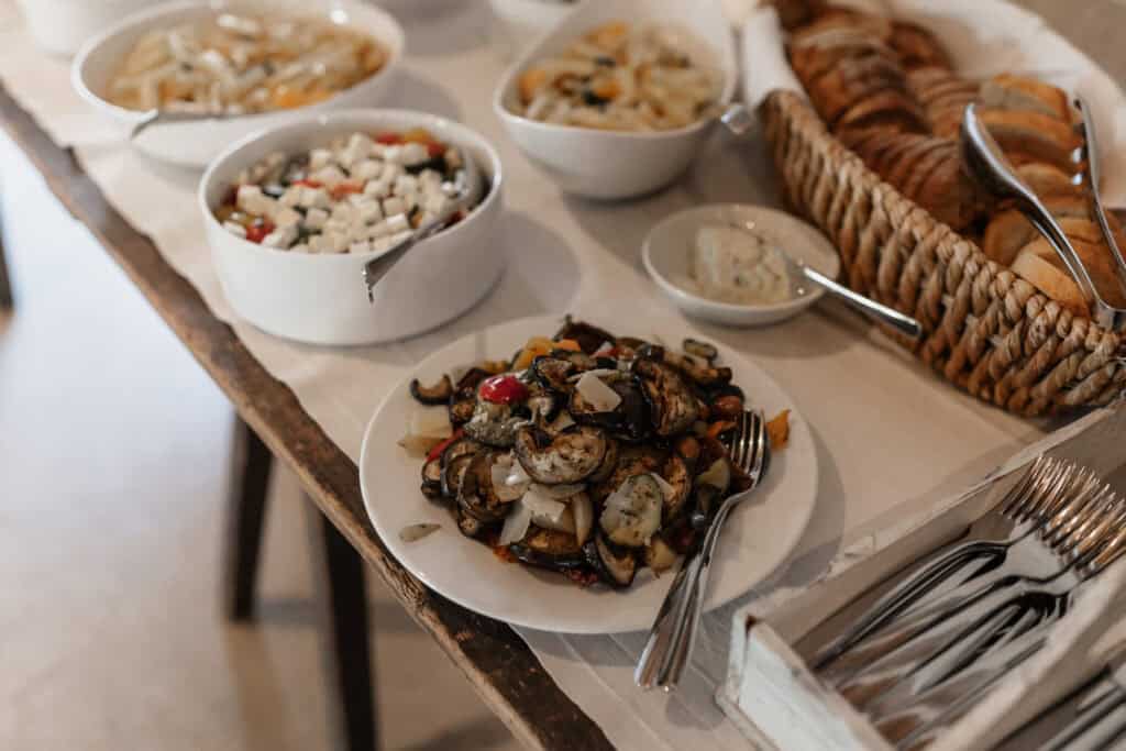 Verschiedene mediterrane Gerichte auf einem Buffet bei einer Hochzeit.