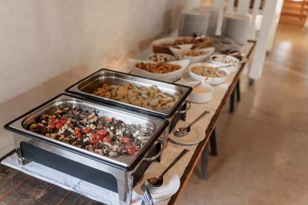 Buffet mit verschiedenen Speisen bei einer Hochzeit von Miriam Weimer.