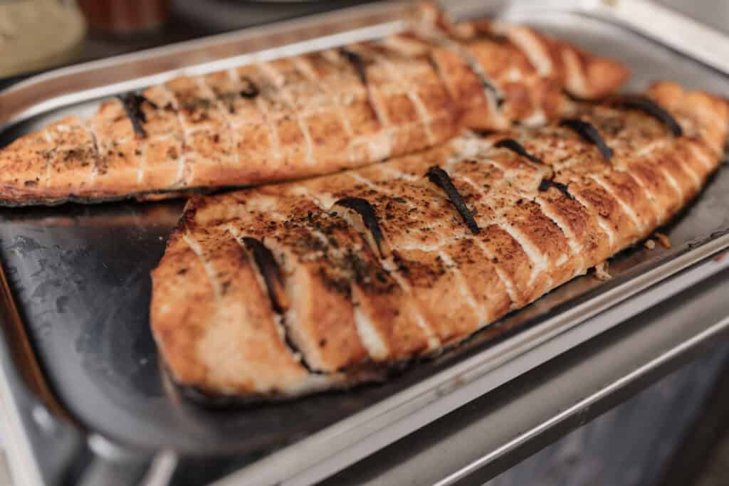 Gegrillter Lachs auf einem Edelstahl-Servierteller.