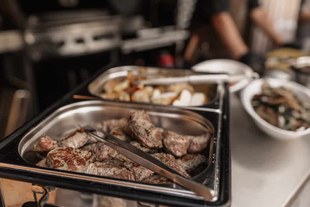 Fleisch und Beilagen beim Buffet bei einer Hochzeit.