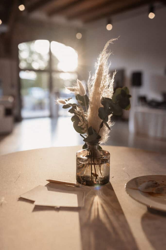 Elegante Blumenarrangement in einer Glasvase bei Tageslicht.