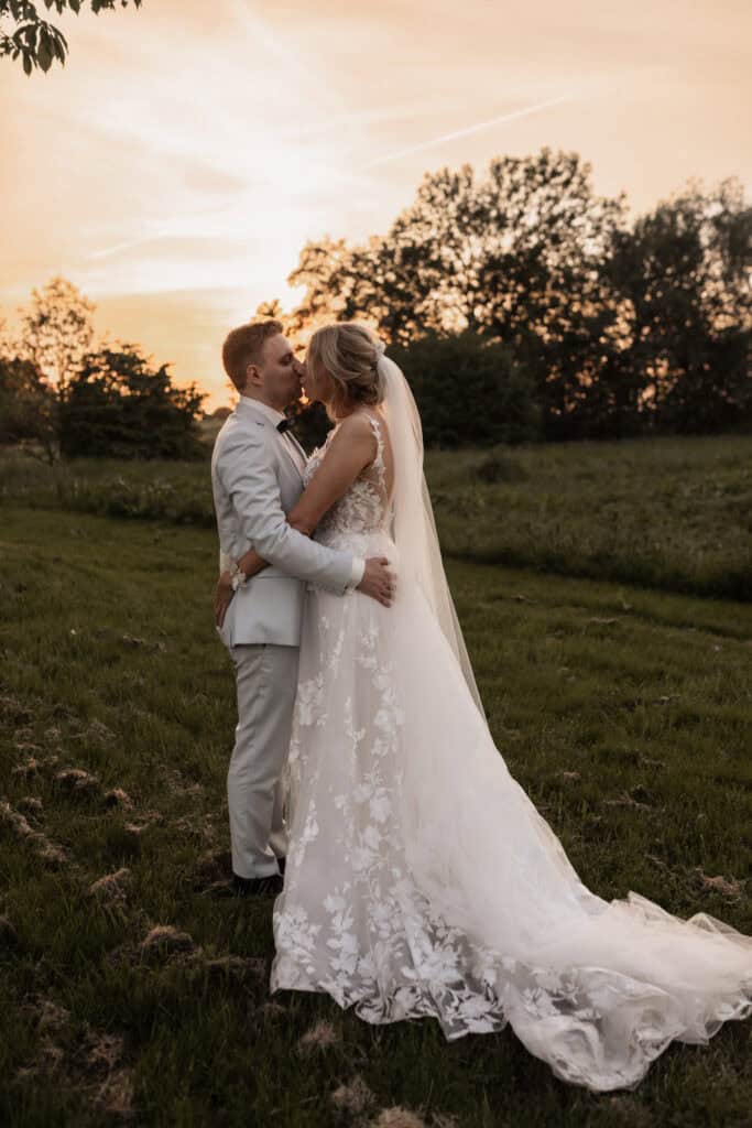 Hochzeitspaar im Sonnenuntergang in der Natur.