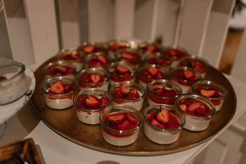 Dessert im Glas mit Erdbeeren bei einer Hochzeit.