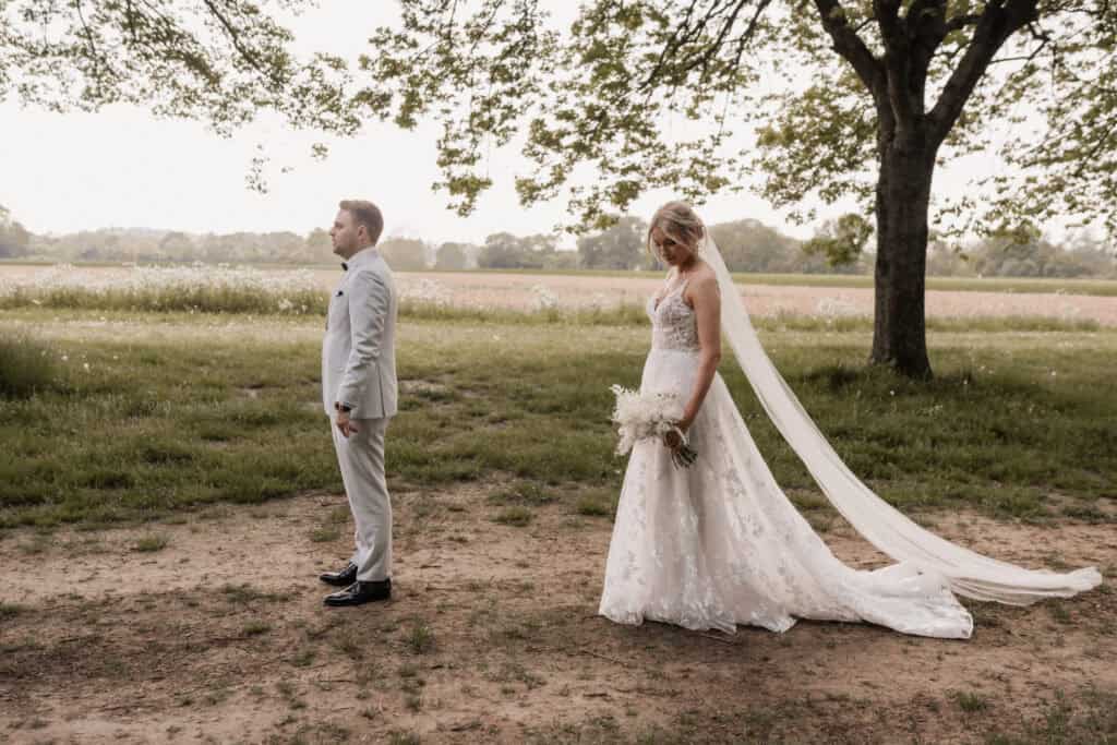 Hochzeit im Freien mit Braut und Bräutigam in natürlicher Umgebung.