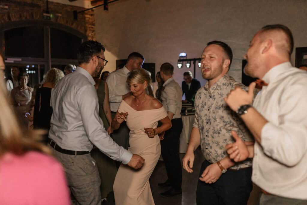 Tanzende Gäste bei einer Hochzeit, festliche Stimmung, Miriam Weimer Fotografie.