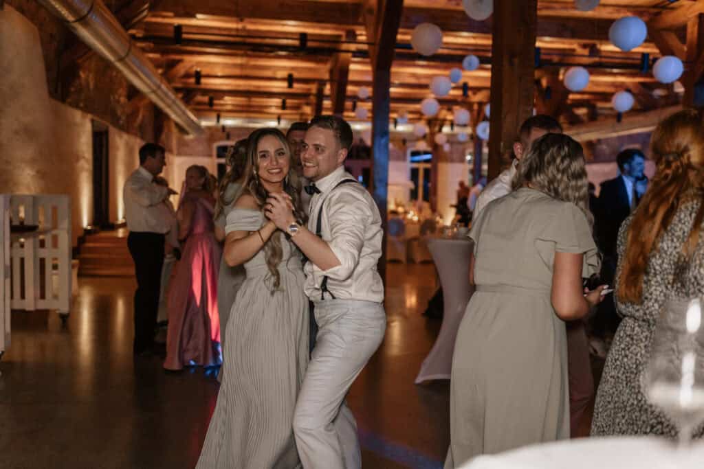 Tanzendes Brautpaar bei einer Hochzeit in einer rustikalen Scheune.