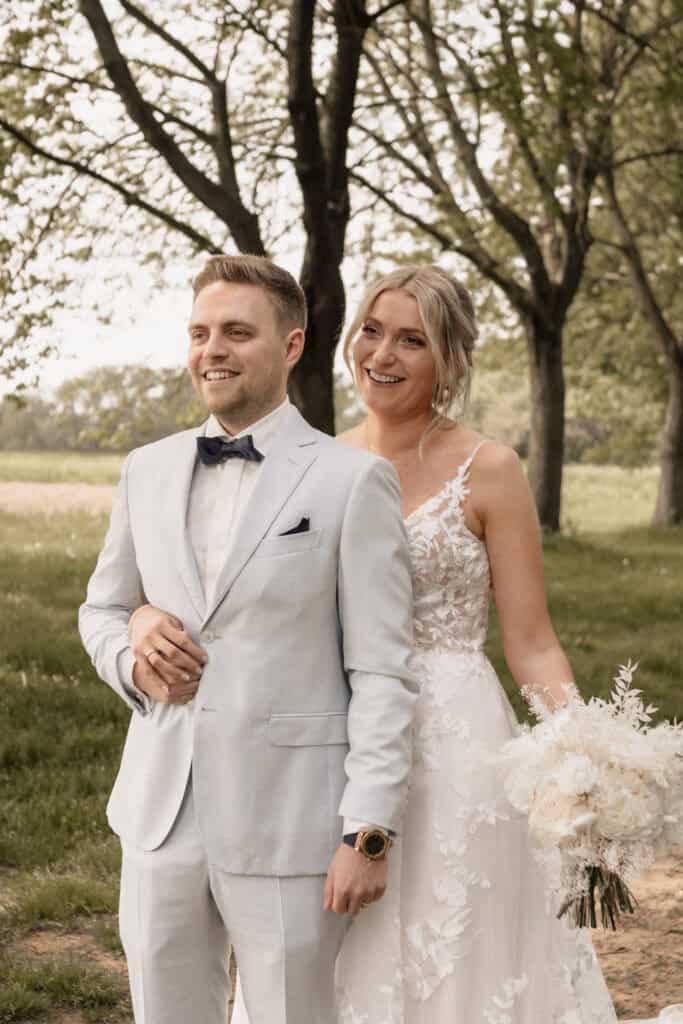 Brautpaar bei Hochzeit im Freien, Miriam Weimer, Hochzeitsfotografie.