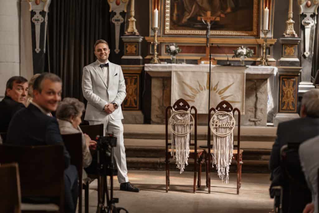 Hochzeitsfotograf Miriam Weimer bei einer Trauung in einer Kirche.