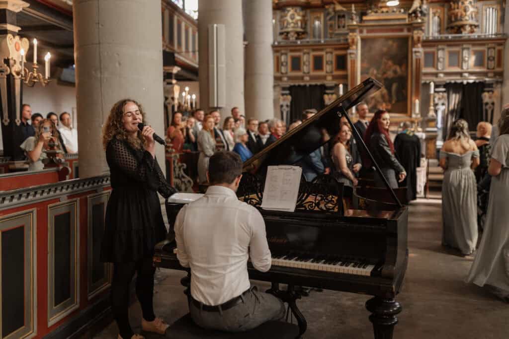 Live-Musik bei einer Hochzeitsfeier in einer eleganten Kirche.