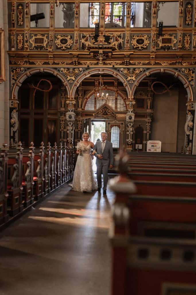 Braut und Bräutigam in der Kirche bei ihrer Hochzeit.