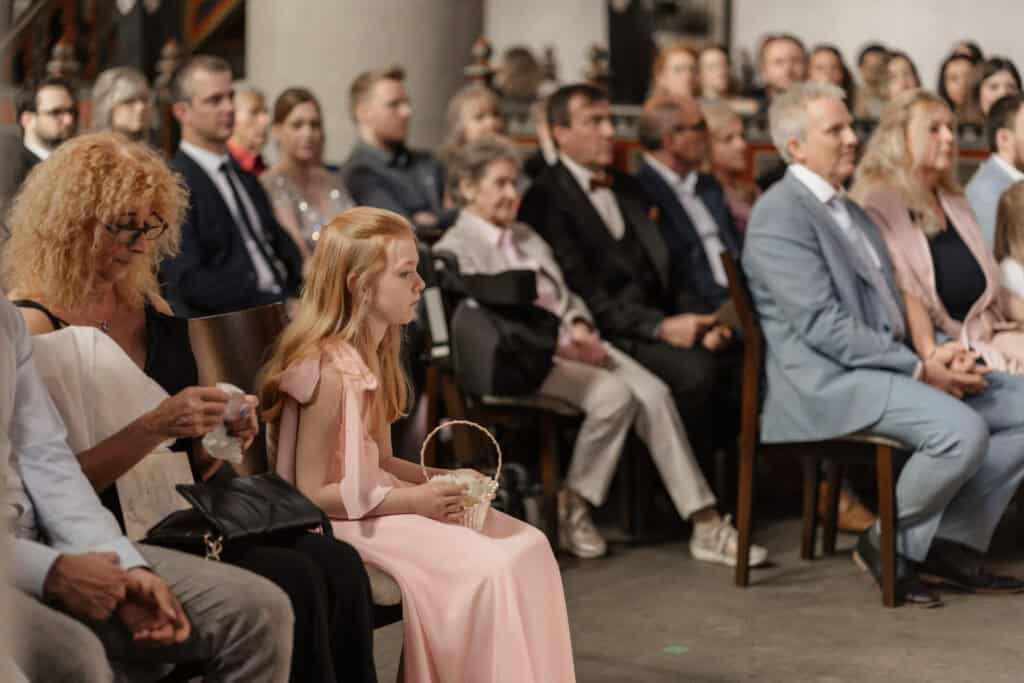 Hochzeitsszene mit Gästen in eleganter Kleidung bei Miriam Weimer.
