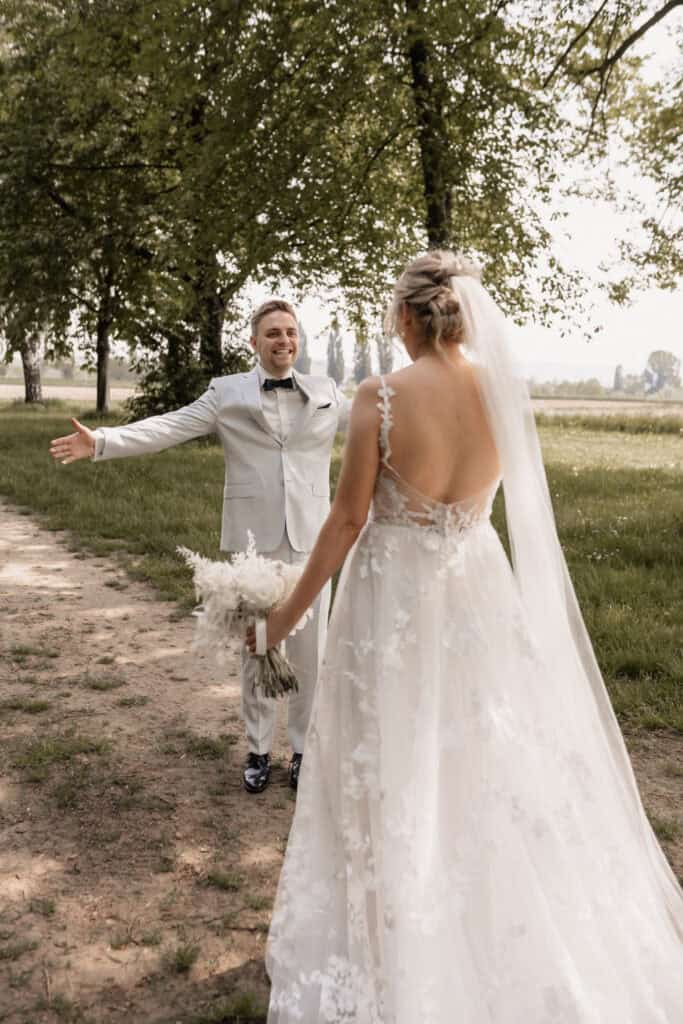 Braut und Bräutigam im Freien bei Hochzeit, Miriam Weimer.
