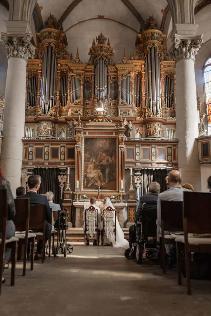 Hochzeit in einer historischen Kirche mit Orgel und Gästen.