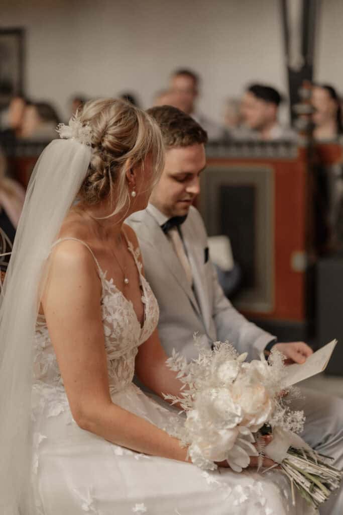 Braut und Bräutigam bei ihrer Hochzeit, emotionaler Moment.
