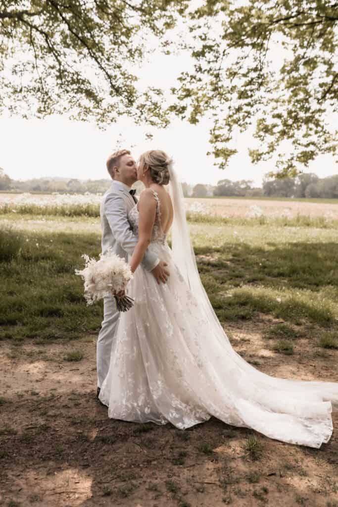 Hochzeitspaar im Freien, Miriam Weimer, romantisches Brautpaarfoto.